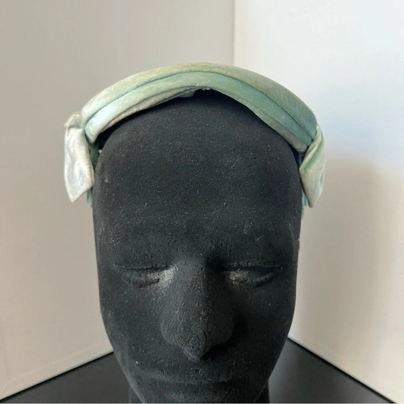 Vintage 1960s Ladies' Mint Green Blue Velvet Pillbox Side Bows Close Hat - Picture 3 of 15